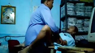 ලස්සන ආසියානු කැමරාව ඉදිරිපිට විවිධ ඉරියව්වෙන් කෙළ