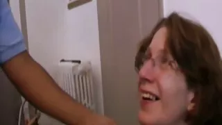 Uninhibited bitch fucks පෙම්වතිය ' s coochie