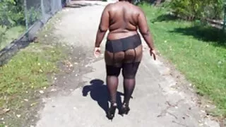 හුරුබුහුටි brunette ඇඟිලි ඇතුළත් මෝඩයෙක්