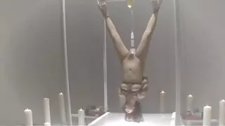 ගැහැණු ළමුන්ගේ යෝනි කුහරය fisting කරන්නේ