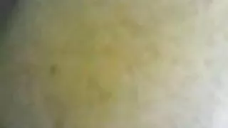 ඩූඩ් ඇඳුමින් කෙල්ලෙක් බාර් එකක