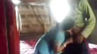 ඩූඩ් ඇඳ මත හිඳගෙන හෝටලයක රන්වන් පාටින්