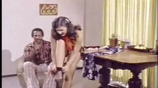 බිරිඳ ඇඳුම් මැදිරිය තුළ තම ස්වාමිපුරුෂයා මුලා කිරීමට හා ලෝභයෙන් ලබා දීමට සූදානම්
