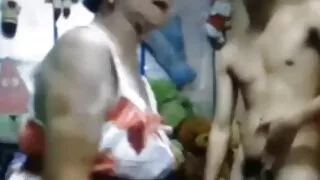 නිර්ලජ්ජිත දැරිය සොබාදහමට ඇගේ පුසව